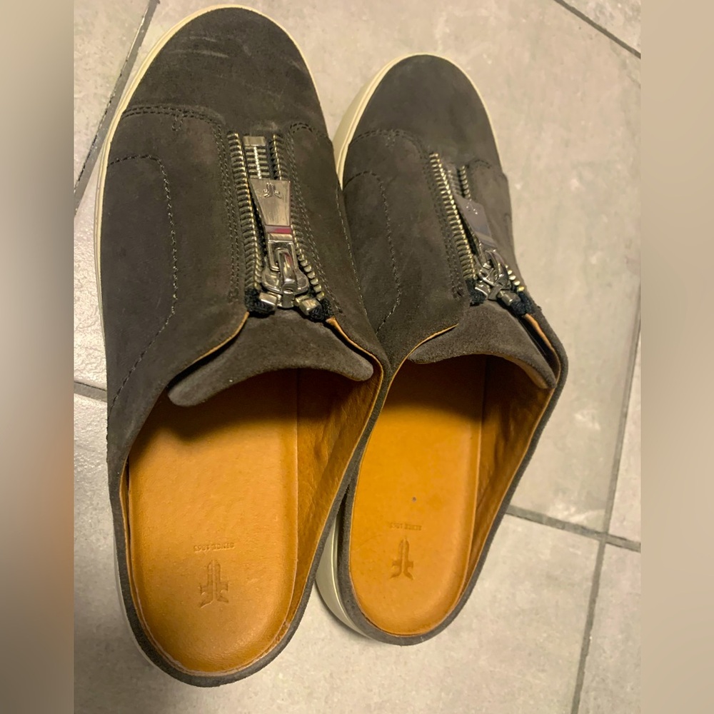 PAIR OF GREY SUEDE FRYE SLIDES SIZE 8M
